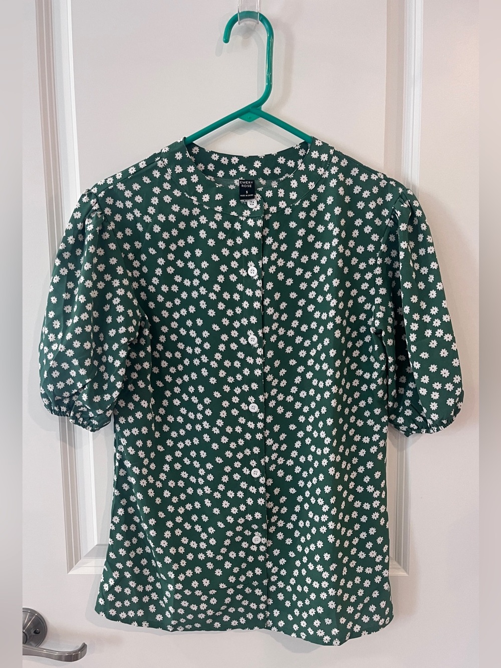 EMERY ROSE Green Daisy Floral Puff Sleeve Button Front Top | Size S